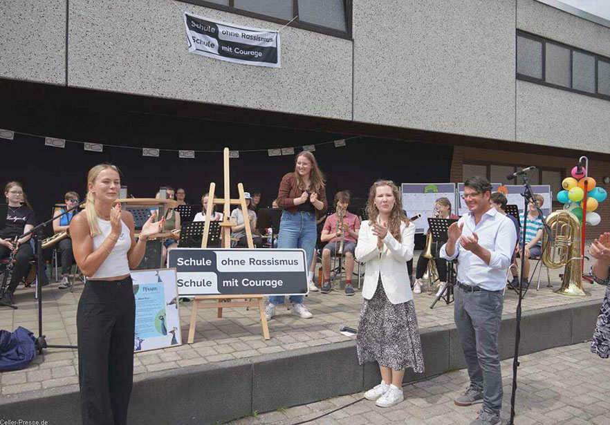 SchuleOhneRassismus__0001_Hoelty-Gymnasium-wird-als-Schule-ohne-Rassismus-Schule-mit-Courage-ausgezeichnet-022-1200x800